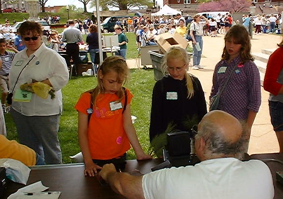 N0SS demonstrating CW to some YL&rsquo;s.